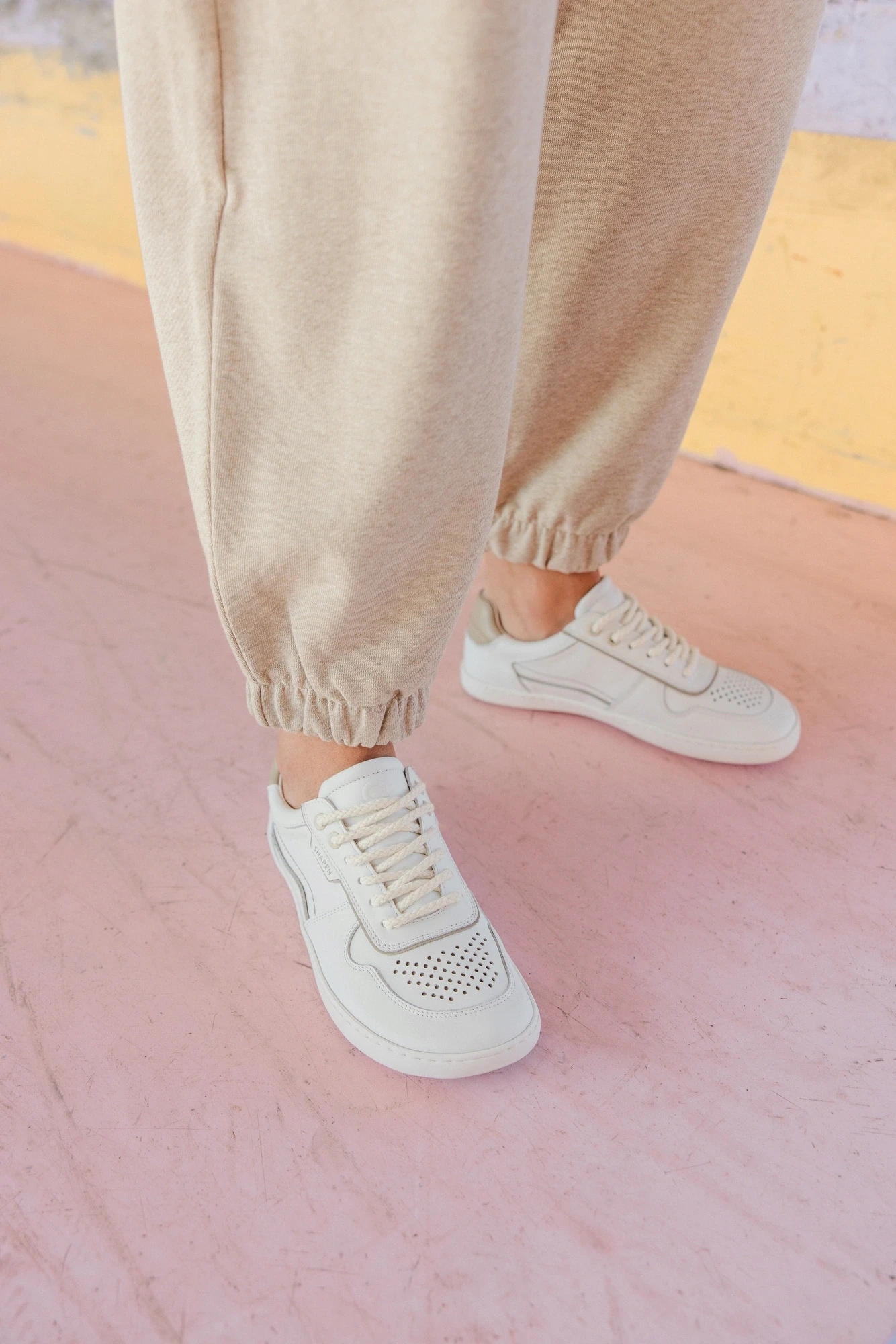 Босоногие кроссовки Shapen FLOWIN — белый и бежевый — фото 1 из 12